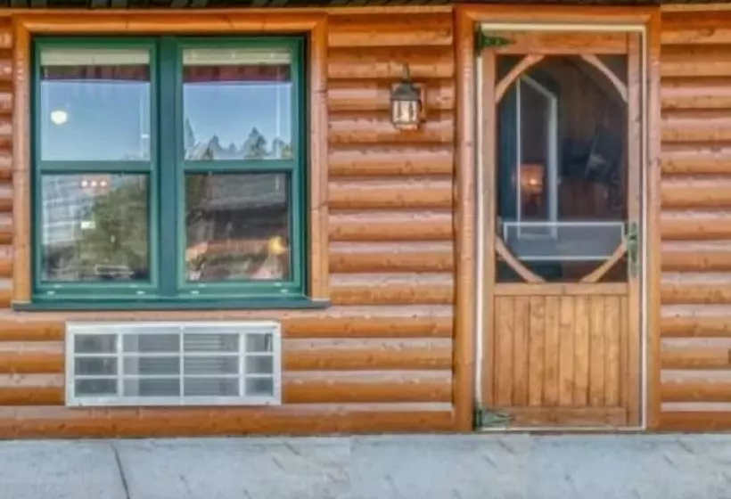 Hotelli Lena S Northern Pines Resort