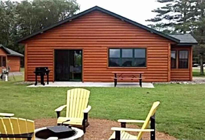 Hotelli Lena S Northern Pines Resort