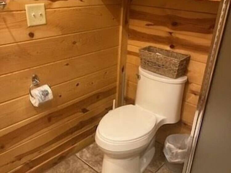 Crooked Pine Cabin With Swing And Hot Tub On The Deck By Redawning