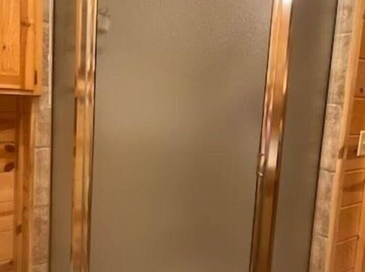 Crooked Pine Cabin With Swing And Hot Tub On The Deck By Redawning