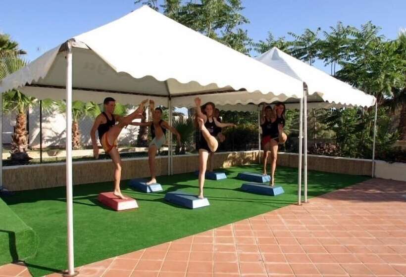 פונדק Kartibubbo Beach Resort