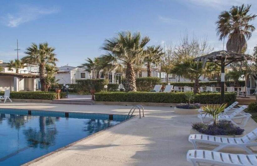 פונדק Kartibubbo Beach Resort