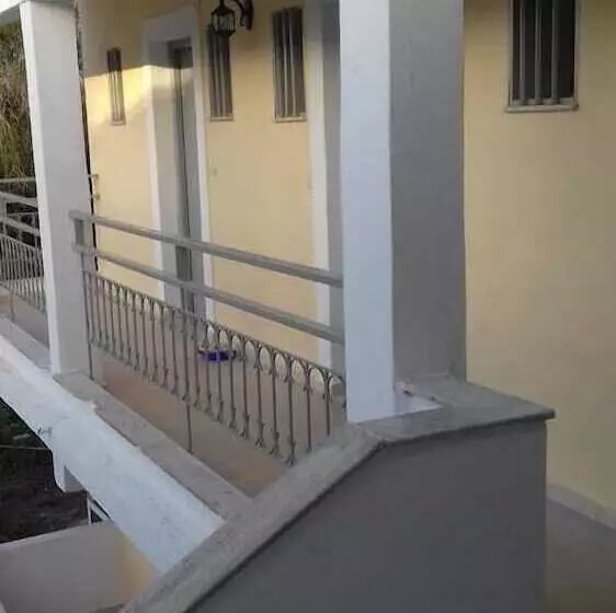 ペンション Full House Kavos