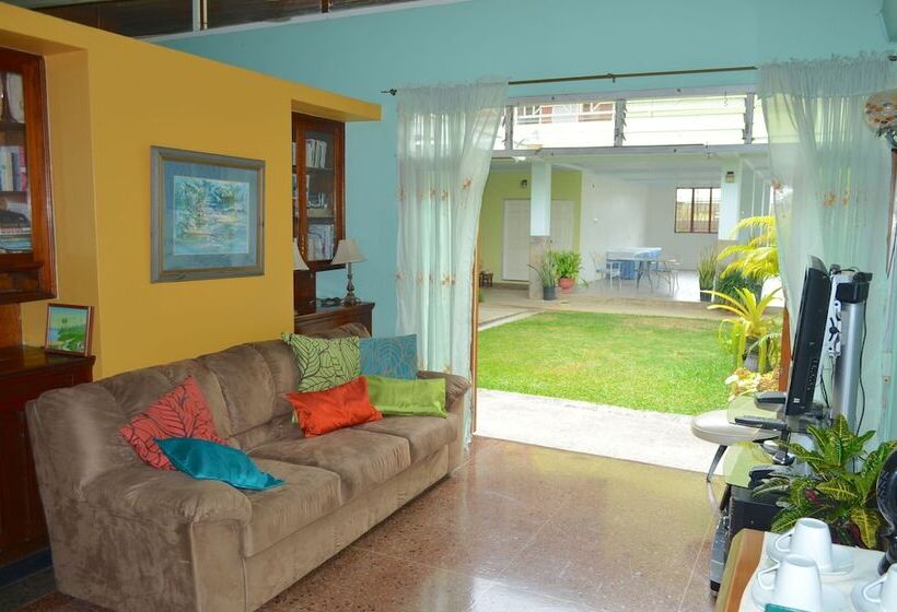 تختخواب و صبحانه Shalom House