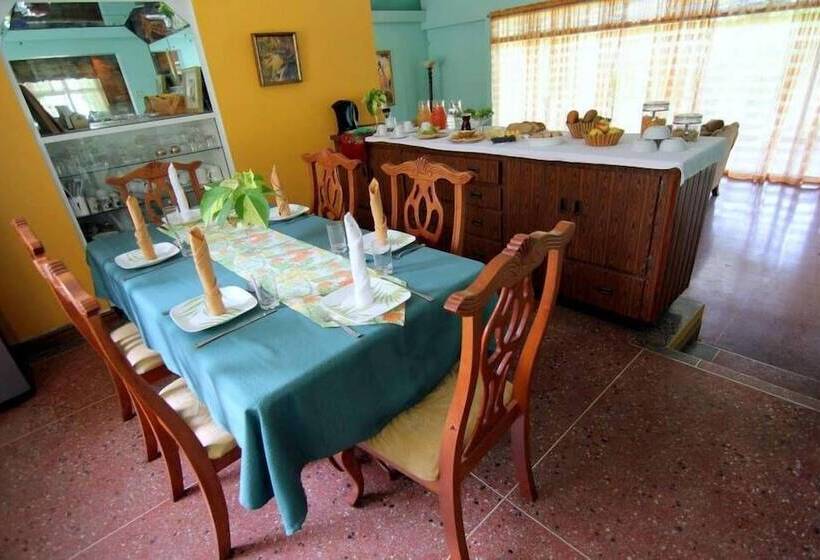 تختخواب و صبحانه Shalom House