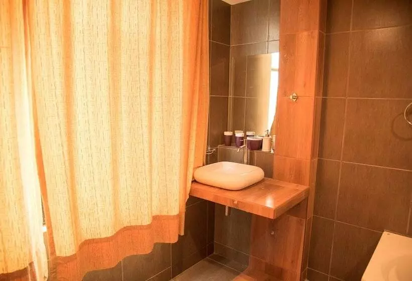 هتل Hostal Calle 5