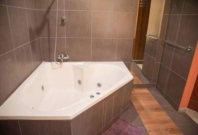 هتل Hostal Calle 5