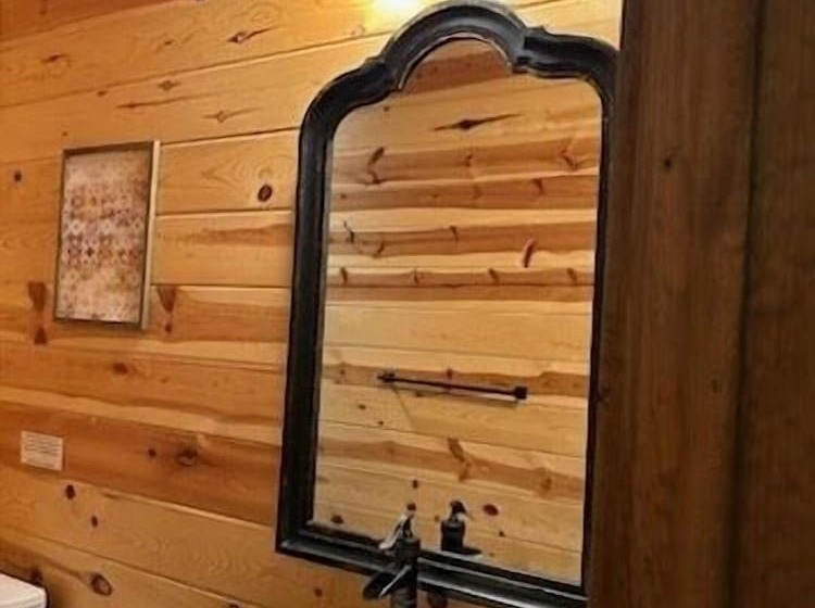 Stained Glass Hill Includes Free Wifi, Parking Onsite, Private Hot Tub, And Bbq By Redawning