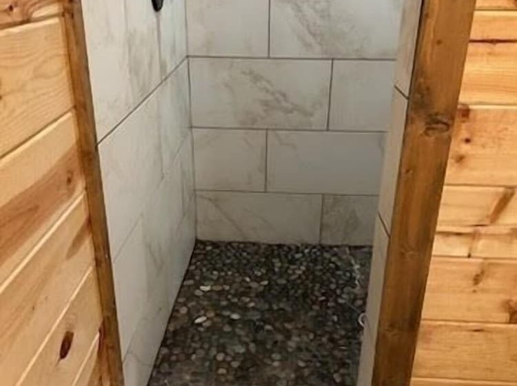 Stained Glass Hill Includes Free Wifi, Parking Onsite, Private Hot Tub, And Bbq By Redawning