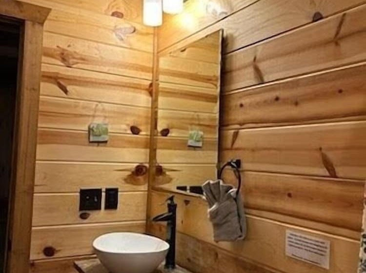 Stained Glass Hill Includes Free Wifi, Parking Onsite, Private Hot Tub, And Bbq By Redawning