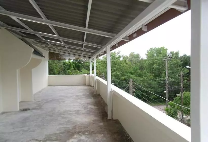 Hotelli Albatross Guesthouse @ Thungwualaen Beach