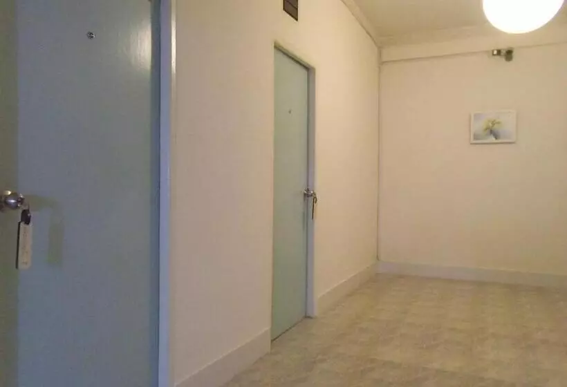 Hotelli Albatross Guesthouse @ Thungwualaen Beach