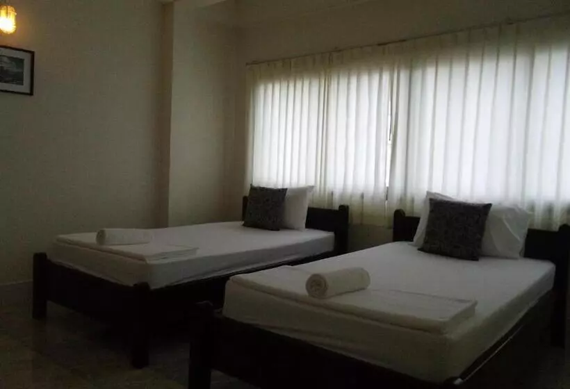 Hotelli Albatross Guesthouse @ Thungwualaen Beach