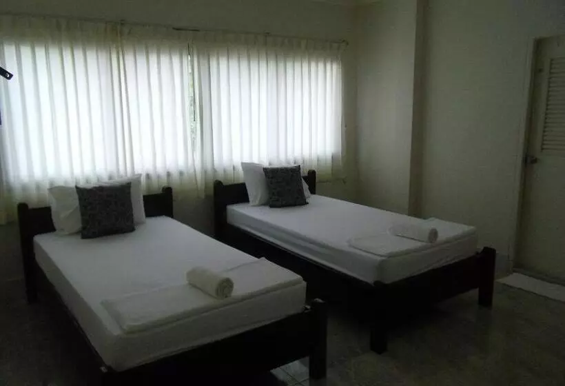 Hotelli Albatross Guesthouse @ Thungwualaen Beach