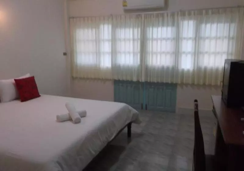 Hotelli Albatross Guesthouse @ Thungwualaen Beach