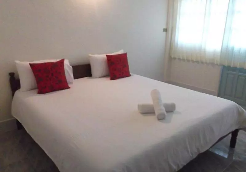 Hotelli Albatross Guesthouse @ Thungwualaen Beach