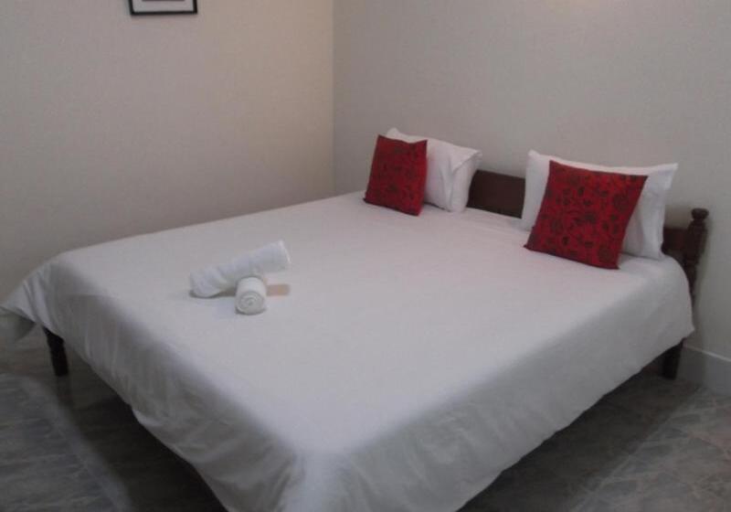 Hotel Albatross Guesthouse @ Thungwualaen Beach