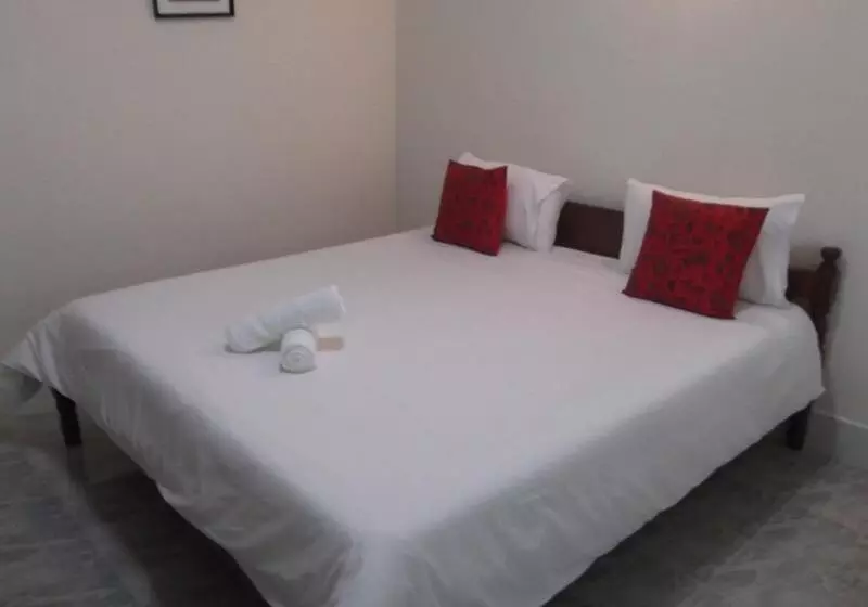 Hotelli Albatross Guesthouse @ Thungwualaen Beach