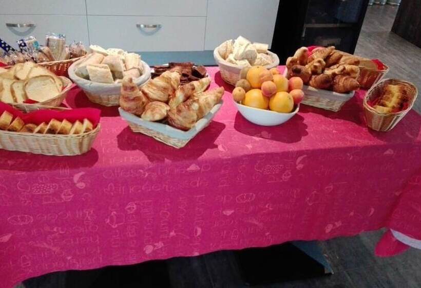 Fasthotel Montmarault Auberge Du Grand Champ