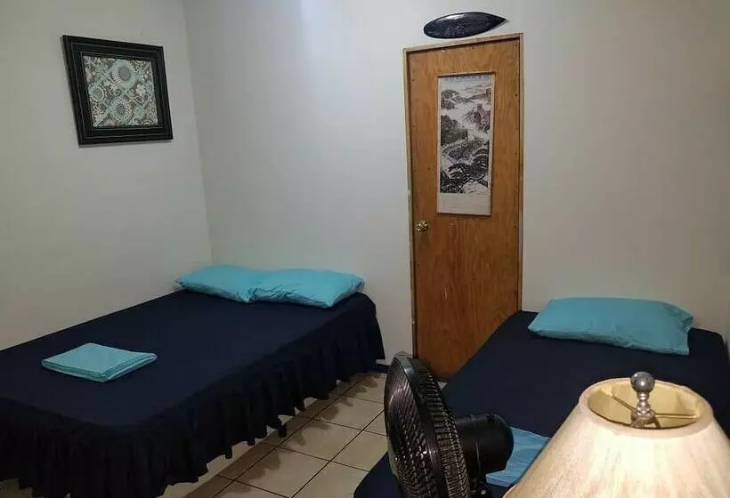 هتل Hostal Vital Yek