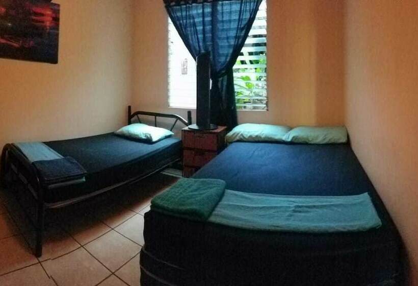 هتل Hostal Vital Yek