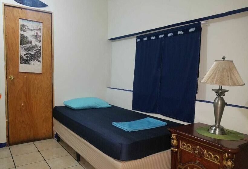 هتل Hostal Vital Yek