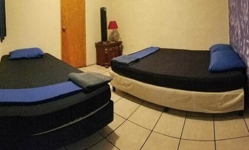 هتل Hostal Vital Yek