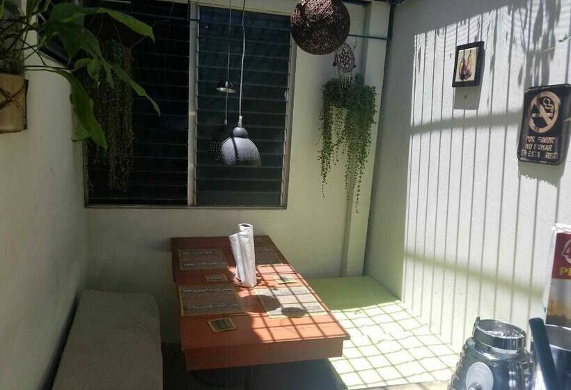 هتل Hostal Vital Yek