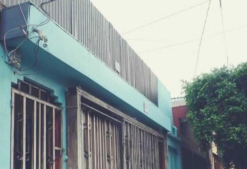 هتل Hostal Vital Yek