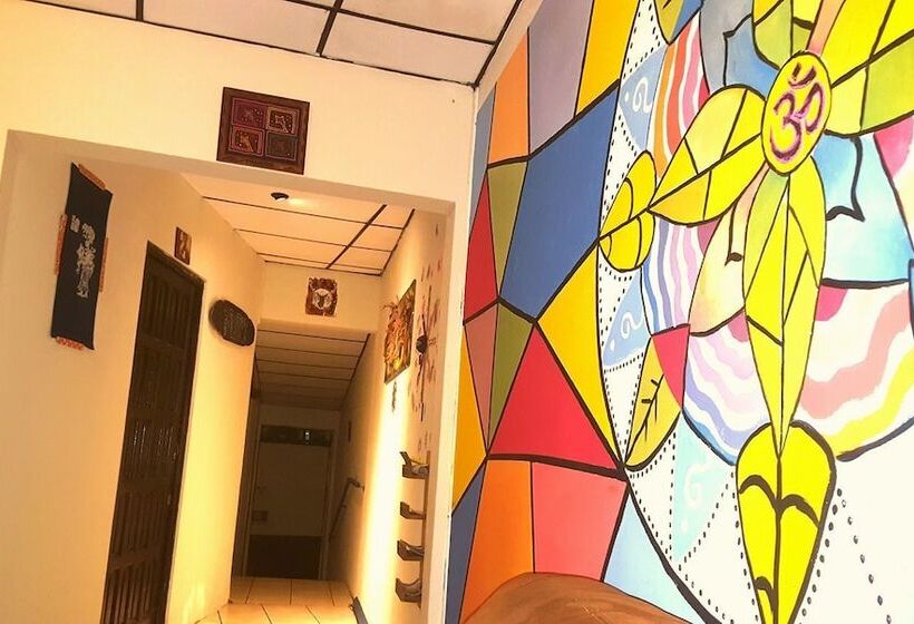 هتل Hostal Vital Yek