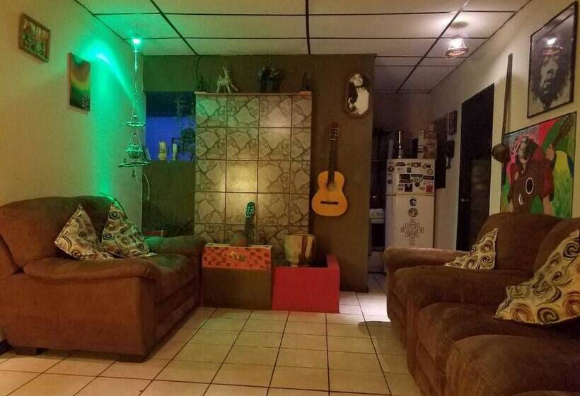 هتل Hostal Vital Yek