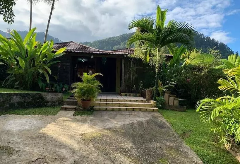 هتل Lejartre S Retreat