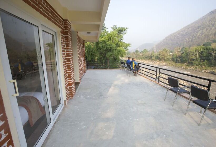 هتل Trishuli Riverside Resort