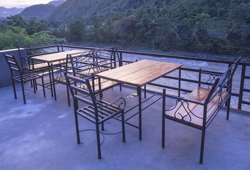 هتل Trishuli Riverside Resort