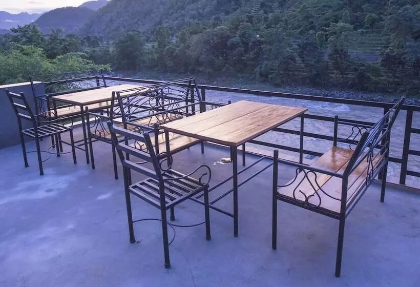 هتل Trishuli Riverside Resort