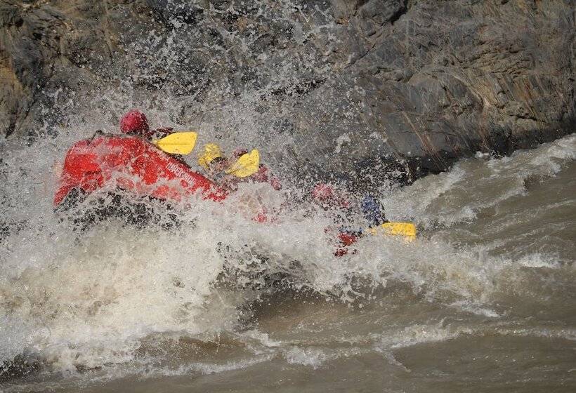 هتل Trishuli Riverside Resort