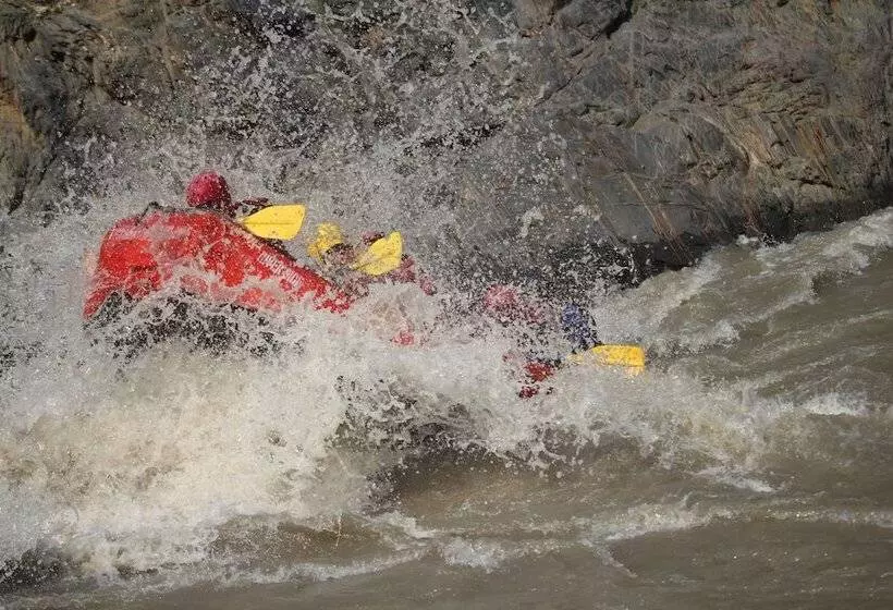 هتل Trishuli Riverside Resort
