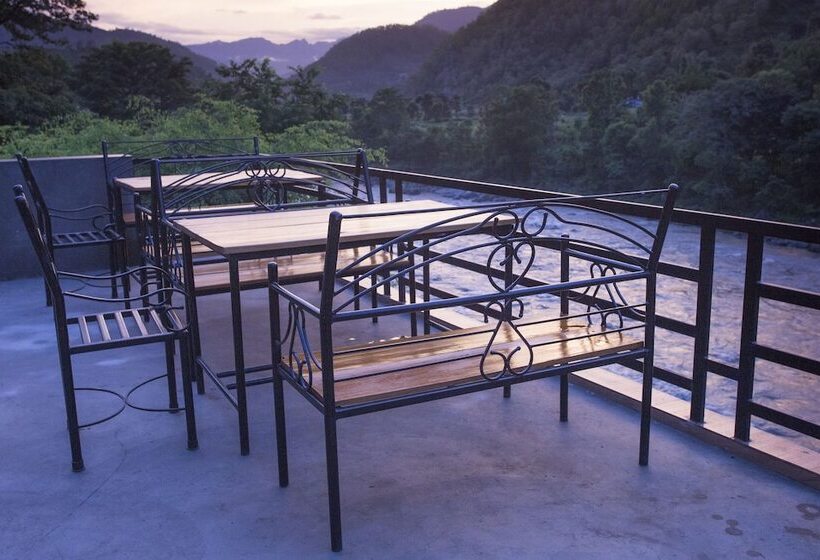 هتل Trishuli Riverside Resort