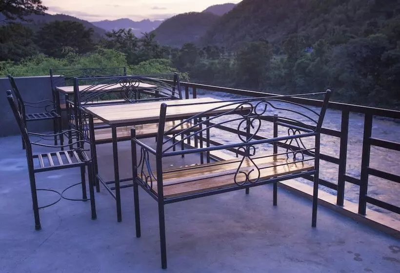 هتل Trishuli Riverside Resort