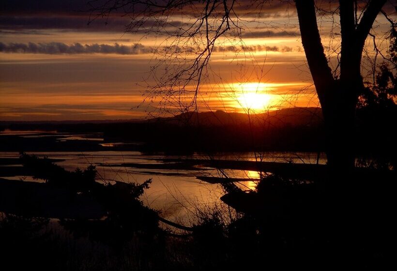 The Fraser River S Edge B&b Lodge