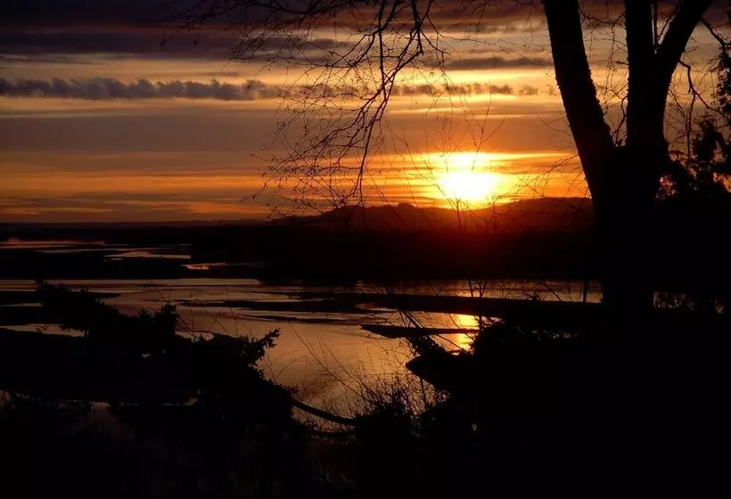 The Fraser River S Edge B&b Lodge