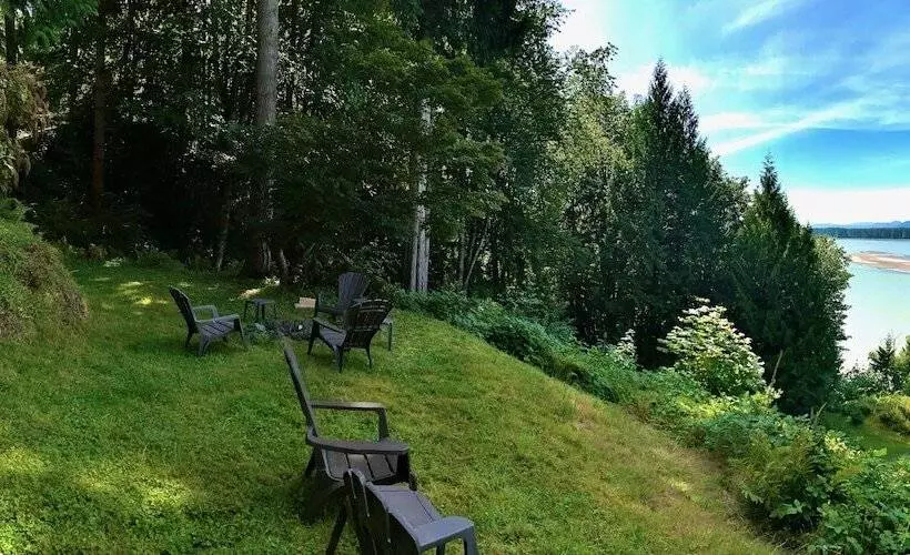 The Fraser River S Edge B&b Lodge