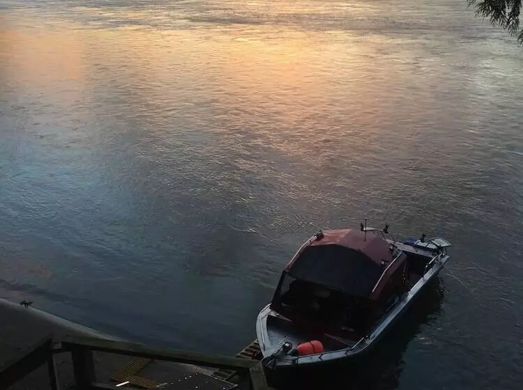 The Fraser River S Edge B&b Lodge