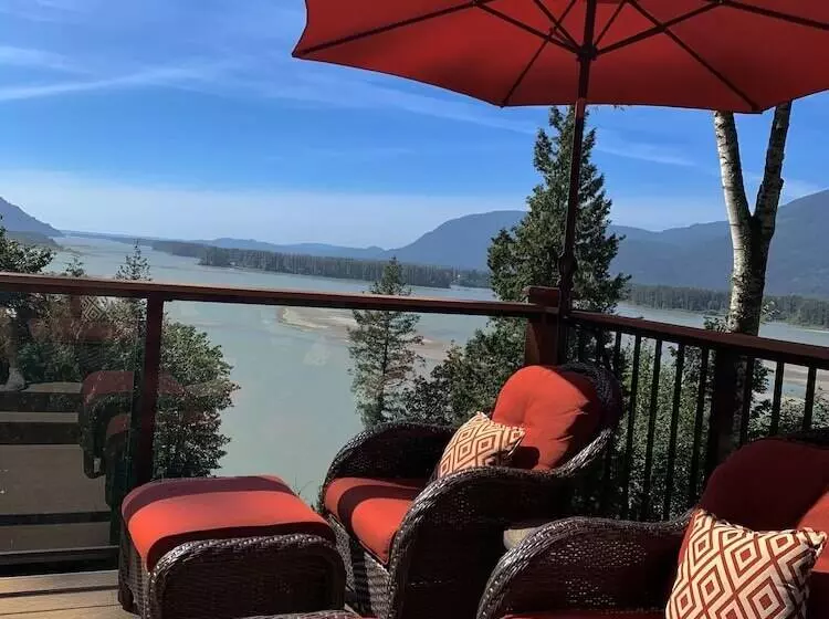 The Fraser River S Edge B&b Lodge
