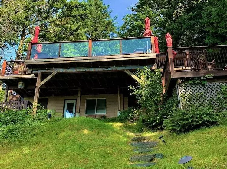 The Fraser River S Edge B&b Lodge