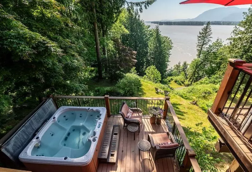 The Fraser River S Edge B&b Lodge