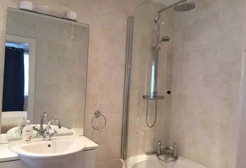 پانسیون 3 Luxury En Suite Bedrooms