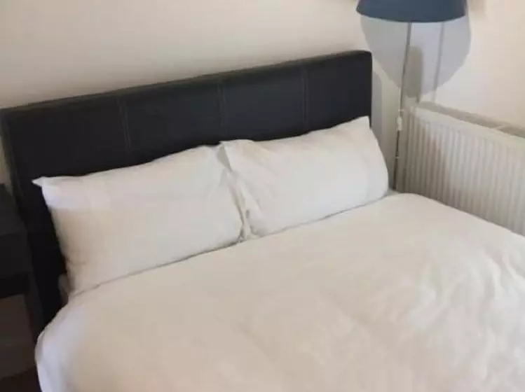 پانسیون 3 Luxury En Suite Bedrooms