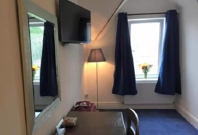 پانسیون 3 Luxury En Suite Bedrooms