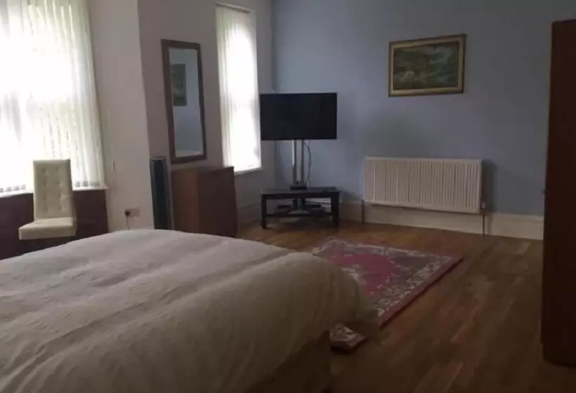 پانسیون 3 Luxury En Suite Bedrooms